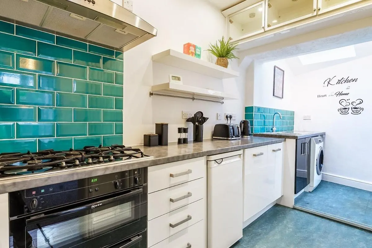 Long Stay Large 3 Bedroom House With Parking And Garden Nr City Centre Great For Groups And Families Cardiff